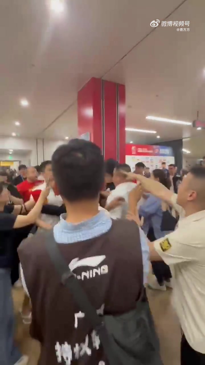 媒体人:广厦赛区让球迷、球队、记者混在一起 这是重大安全隐患